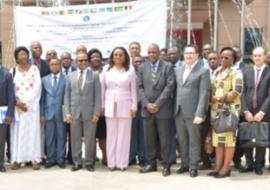 Photo de famille avec à la gauche de Mme le Ministre, le Coordonnateur de l’IST/CA, le Représentant de l’Unicef au Gabon et à sa droite, le Secrétaire Général Adjoint de la CEEAC et des officiels