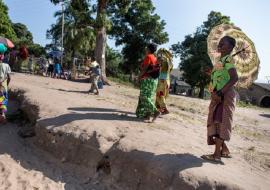 Le programme RAcE cible les populations qui, dans la province de Tanganyika, vivent à plus de 5 km du centre de santé le plus proche. Les routes sont en mauvais état et la plupart des gens se déplacent soit à pied, en portant leurs enfants, soit sur des bicyclettes et des cyclomoteurs qui font office de taxis informels mais coûteux.