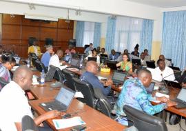 Une vue des participants à la revue des urgences de l'OMS RDC en la salle de conférence du Bureau Pays au cours des deux jours des travaux à Kinshasa. OMS/Eugene Kabambi