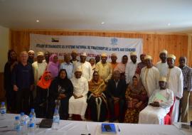 Dr Fatma Ministre de la santé assise avec l'OIC de l'OMS en photo de groupe avec les participants