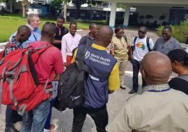 Le Dr Michael Ryan, Assistant du Directeur général de l'OMS échangeant avec les vaccinateurs ayant déjà prouvé leur expérience en Afrique de l'Ouest dont les guinéens et nigériens devant les jardins de l'OMS à Kinshasa avant leur départ pour Mbandaka samedi 19 mai 2018. OMS/Eugene Kabambi