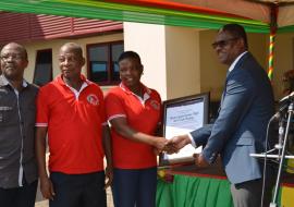 Dr Kaluwa presenting a citation to one of the blood donation organizations