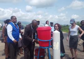 Le Représentant de l'OMS au Burundi se lavant les mains lors de la visite au point d'entrée de Gatumba