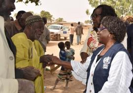 Le Ministre de la santé présente  le Representant de l’OMS au Burkina Faso au chef coutumier de Foubé( à gauche, boubou jaune)