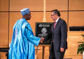 Le Directeur Général de l'OMS, le Docteur Tedros Adhanom Ghebreyesus et le Ministre de la Santé Publique Monsieur Manaouda Malachie devant la plaque qui rend hommage au Docteur Richard Valery Mouzoko Kiboung