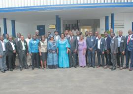 Photo de famille officiles et participants à l'ouverture