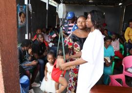 Une infirmière de la zone de santé de Bandalungwa (ville-province de Kinshasa) lors d'une séance de consultation pré scolaire, incluant la vaccination contre la rougeole. OMS/Eugene Kabambi