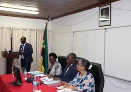 Leg: Dta / Esq.:  Dra D. Cabral, Rep da OMS; Dr. A. Tiago, Ministro da Saúde; Dra. Rosa Marlene, Directora Nacional de Saúde Pública.e Dr.  Anderson Chinorrumba, AFRO 