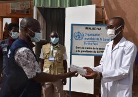 Remise symbolique des unités de triage de patients