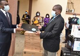 Le Professeur Benjamin HOUNKPATION, Ministre de la Santé recevant des mains de Dr Mamoudou HAROUNA DJINGAREY, Représentant Résident a.i   de l’OMS, un lot symbolique de matériels