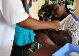 Vaccination d'un enfant dans le district de Badja