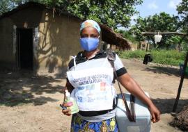 Mme Okako Bongongo est vaccinatrice au cours de la première phase de la campagne de vaccination contre la polio dérivée de la souche vaccinale dans la zone de santé de Mbandaka. 