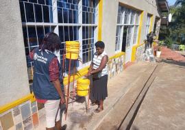 Travaux pratiques sur le lavage des mains lors de la formation sur l’hygiène, l’assainissement et la prévention des infections associées aux soins dans les structures de santé.