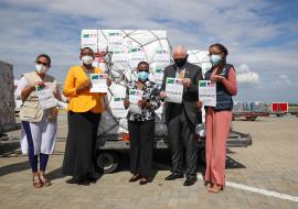 The Minister for Health together with the Minister for Foreign Affairs, US Ambassador, WHO & UNICEF Reps receiving the vaccines at the airport