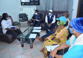 Séance de briefing à la DDS Littoral avec à gauche, Dr Mathilde HOUSSOU, Directrice Départementale de la Santé du Littoral, et la délégation de l’OMS, du Coordonnateur Résident du Système des Nations-Unies et de l’Unicef à droite