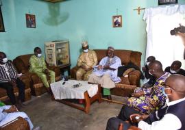 Représentant résident p.i de l'OMS, Dr Mamoudou HAROUNA DJINGAREY, la Représentante de l’UNICEF, Mme Djanabou MAHONDE et l’équipe de la Direction Départementale de la Santé du Borgou, en audience chez Cheikh Imam El-hajj Abdoulaye TEGNAMI, Imam de la mosquée principale de Parakou