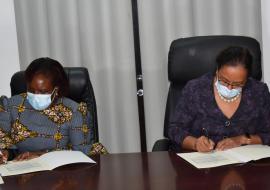 Dr Susan Tembo, acting WHO Representative for Seychelles and Honorable Minister of Health Peggy Vidot signs the two-year joint framework in the presence of the media