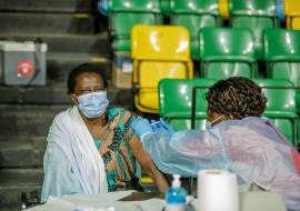 La COVID-19 pèse lourdement sur la santé des femmes