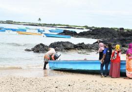 Petit port de Chindini, Dr Zaina (OMS), Mme Dhoulheidj (DRS Ngazidja) et une volontaire du CRCo déployée pour la surveillance