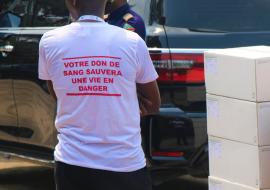 Un des cents donneurs bénévoles mobilisés lors de la journée mondiale du donneur de sang au Centre National de Transfusion Sanguine (CNTS) présentant ce message d'appel à l'action sur le dos de son t-shirt