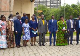 Photo de groupe des officiels lors de la campagne nationale de dépistage des hépatites virales du personnel de santé en exercice et en formation le 28 Juillet 2022 à la Faculté des Sciences de la Santé (FSS) de Cotonou