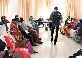 Sié Ahmed Barro, consultant CREC de l'OMS, en échange avec le groupe des femmes influentes dans l'île de Ngazidja