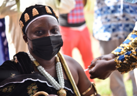 La Reine de Toviklin, Sa Majesté Adjignon Natabou se faisant vacciner contre la COVID-19