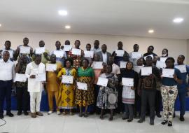 Photo de famille des participants avec leur attestation et els formateurs