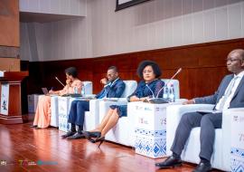  Vue des panelistes composés de (de la gauche vers la droite) Dr Tania BISSOUMA-LEDJOU, Représentante p.i du Bureau pays de l'OMS au Bénin, Prof. Benjamin HOUNKPATIN, Ministre de la Santé, Dr Véronique TOGNIFODE, Ministre des Affaires Sociales et de la Microfinance, Dr Lucien DOSSOU-GBETE, Président de l'Autorité de Régulation de la Santé et Dr Latif MOUSSE, Président du comité scientifique de la Plate-forme du Secteur Sanitaire Privé du Bénin,