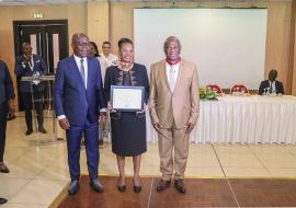 Phot du Dr Yameogo et son éponse, avec le Ministre de la Santé, juste après sa décoration.