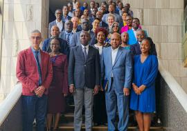 Photo comprenant le Secrétaire général du Ministère de la Santé Publique, le Représentant de l'OMS en RDC, le Directeur de Gavi pour la RDC et leurs partenaires concluent une retraite de deux jours à Kinshasa axée sur l’évaluation de l'assistance technique en matière de la vaccination en RDC