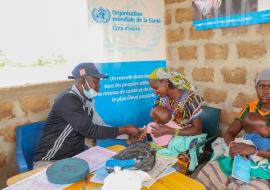 Séance de vaccination par un agent pris en charge par l'OMS, sur le site de Panzarani