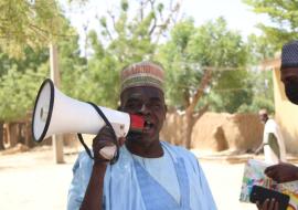 a town crier, Mr Usman calling on parent to get their children to the vaccination post to recieve the MenFive vaccine Photo credit – Ayodamola Owoseye