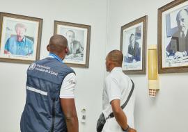 Visite guidée d'un étudiant lors de la Journée portes ouvertes au bureau OMS Côte d'Ivoire