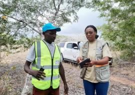 Anália and a community leader during the demarcation of an Enumeration Area for the InCRÓNICAS Survey in Vilankulos.