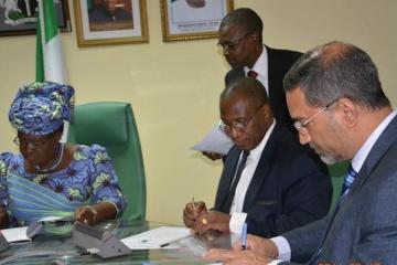 The Minister (left), AfDB Country Director and WR signing the MOU