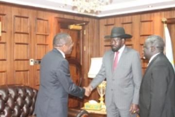 The WHO Regional Director for Africa Dr Luis Gomes Sambo shakes the hands of the President of the Republic of South Sudan, His Excellency General Salva Kiir Mayardit, looking on is the Minister of Health, Hon Riek Gai Kok (Photo credit: WHO/P Ajello)