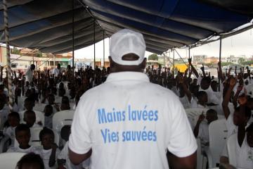 01 L animateur des enfants en pleine action avec les ecoliers au Stade de l amitie, le 15 octobre 2012.