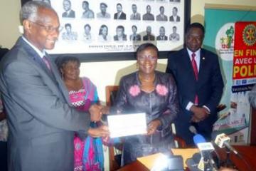 Le Prof. Dorothee A. KINDE GAZARD remet le cheque de 551.250.000 F CFA au Dr Youssouf GAMATIE