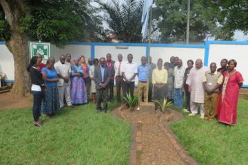 le staff OMS Bangui observant une minute de silence en mémoire de Mr. Glenn Thomas