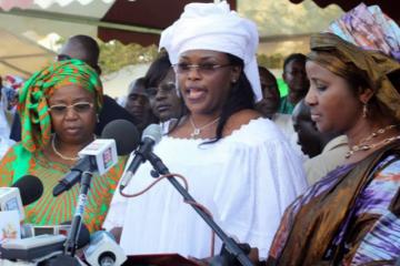 La Première Dame du Sénégal lors de son allocution, entourée du Ministre de la Santé et de l’Action sociale (en face) et du Ministre de la Famille, de l’Entreprenariat féminin et de la Petite Enfance