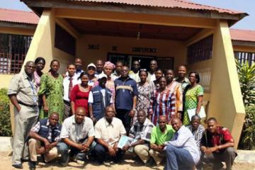 Photo de famille autour du Représentant de l’OMS en Guinée (Voir flèche)