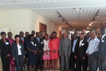 (D à g), les délégués autour du Dr Boureima Sambo (en gris), Mme Bikissa Nembe (rouge) et Dr Imboua (rose) à la fin de la cérémonie protocolaire