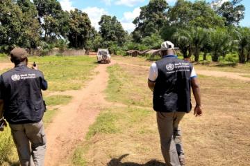 Deux membres de l'équipe avancée de l'OMS dès leur arrivée à Duguru, à 45 km de Bili-Centre. L'aire de santé de Duguru va être dotée par l'OMS du reseau de radiocommunications HF