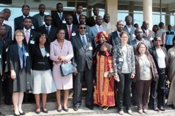 Photo de famille des participants avec les facilitateurs et les officiels