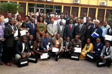 Photo de groupe comprenant les participants à l'ICAT 6 autour de Mme la Ministre du Genre, de la Famille de l'Enfant, des Députés nationaux invités à la cérémonie, du Représentant de l'OMS et des enfants Miaka Mia Bilenge devant le Bureau de l'Institut National de recherche biomédicale (INRB) de Kinshasa |OMS/Eugene Kabambi