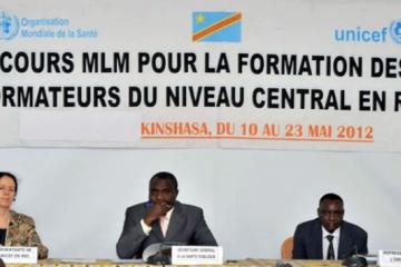 De gauche à droite: Mme Barbara Bentein, Représentante de l’UNICEF pour le compte du Comité de Coordination Interagence, le Dr Pierre Lokadi Otete Opetha, Secrétaire général à la Santé Publique et le Dr Pierre Issaka Compaoré, Chargé du Bureau de la Représentation de l’OMS en RDC lors de la cérémonie d’ouverture de l’atelier en la salle polyvalente Isidore Bakanja du Centre d’Accueil de Caritas Congo