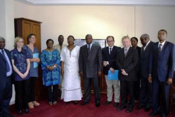 Photo de famille de la mission chez le Secrétaire Général des services du Premier Ministre Monsieur Louis Paul Motaze, 6ème à partir de la droite