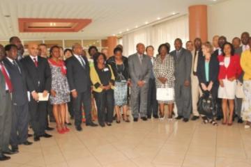 Photo de famille avec à la gauche de Mme le Ministre représentant le Ministre de la Santé, le Représentant de l’OMS au Gabon, Mme la Ministre des transports et le Coordonnateur de l’IST/CA et à sa gauche Mr le Ministre Eaux et Forêts et des officiels