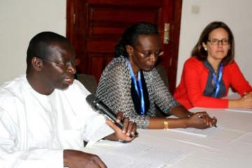 Le Directeur général de la Santé du Sénégal. A sa gauche, le Conseiller régional en Genre, Santé des femmes et Santé des personnes âgées à HPR/AFRO et le Dr Claudia Moreno de OMS/Siège